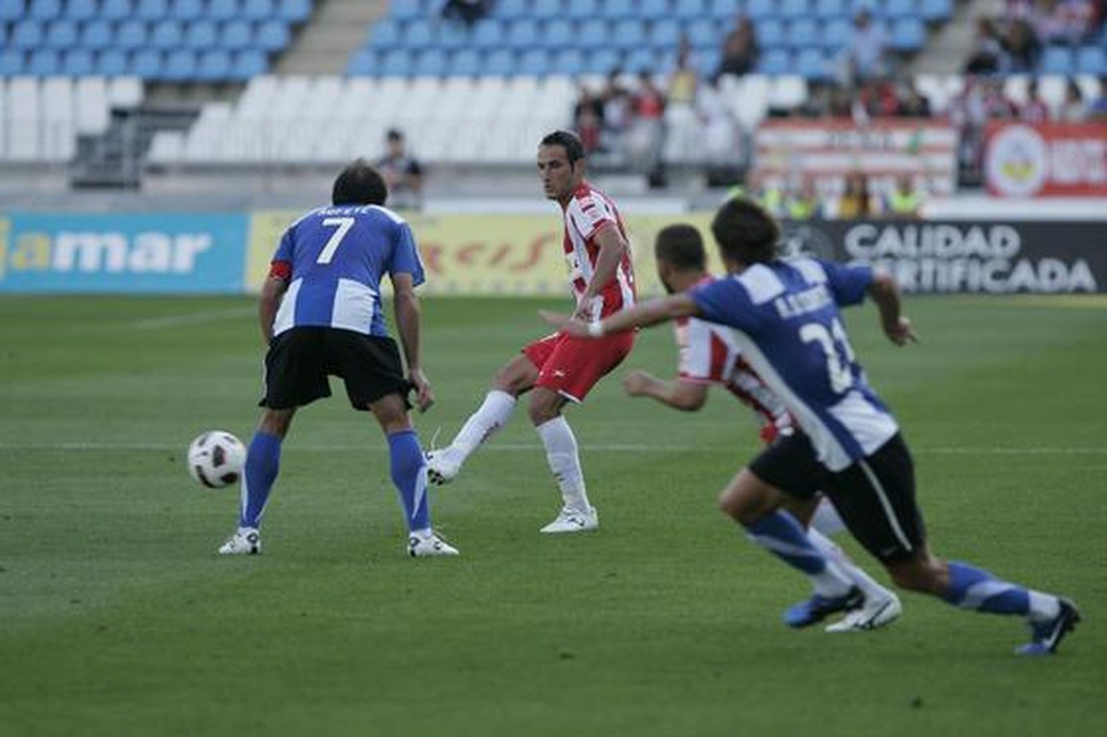 El Almería empata en casa 1-1 ante el Hércules. / Javier Alonso
