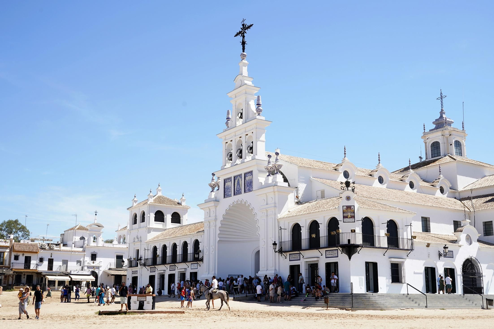 Imágenes del ambiente en la aldea durante el domingo de Rocío Chico