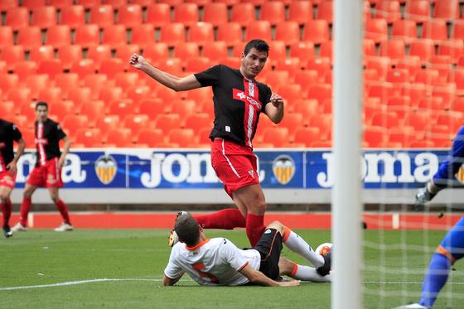 Los albirrojos consuman la pérdida de la categoría un año después de subir al caer en Valencia por 1-0

Foto: LOF