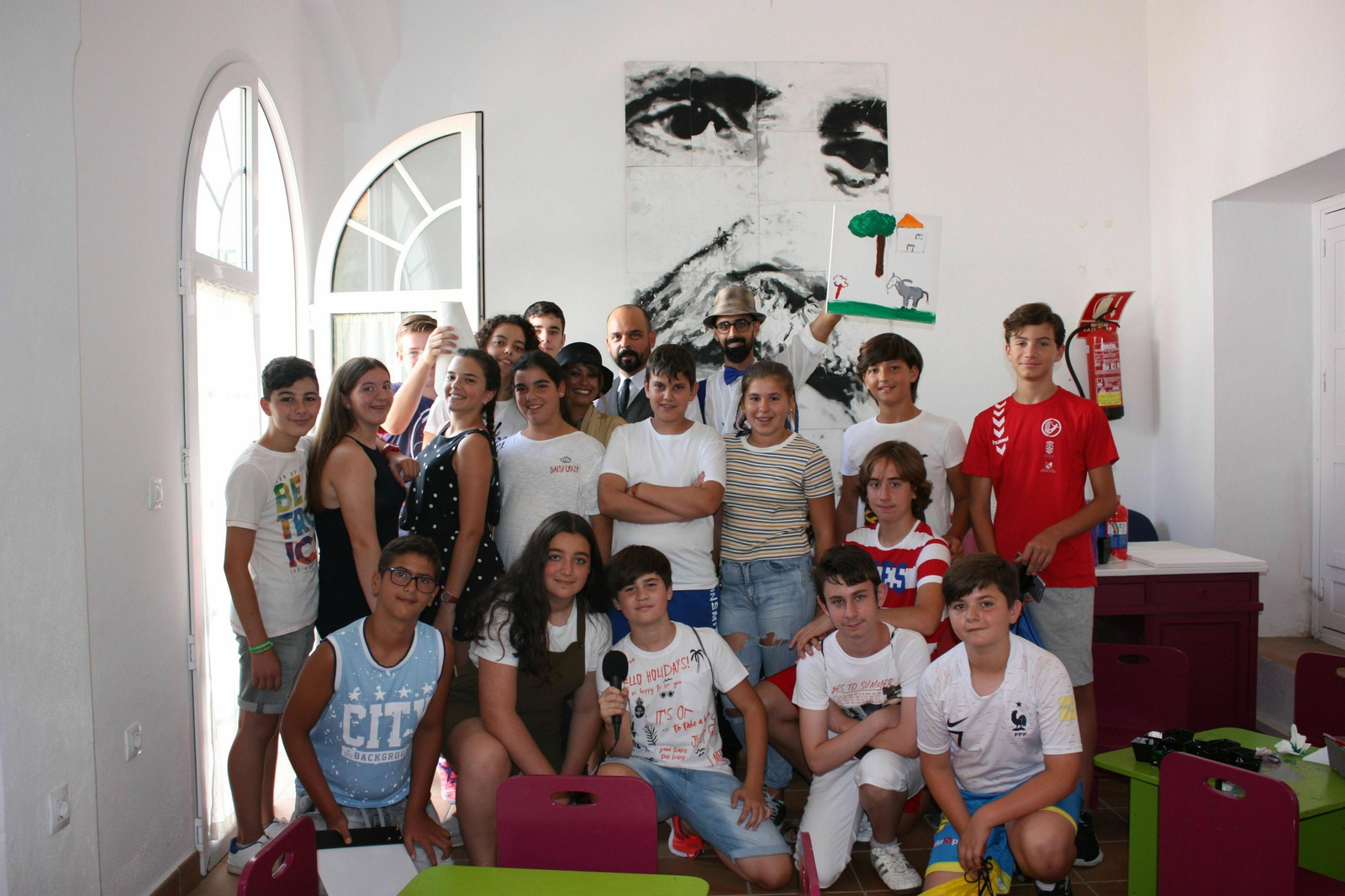 Foto de familia de los participantes del Campamento Brújula Cuna de Platero.