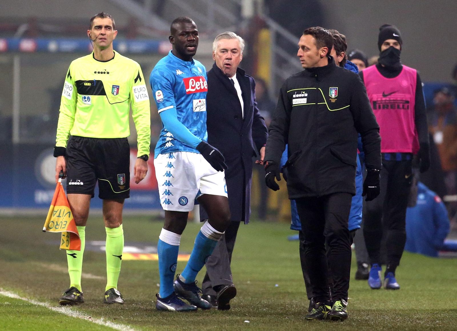 Kalidou Koulibaly, con su entrenador Carlo Ancelotti detrás después de ser expulsado en el Inter-Nápoles.