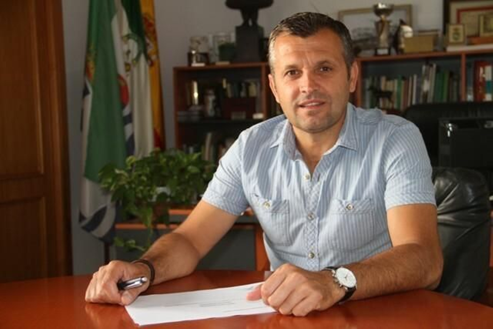 Juan Bermúdez, alcalde de Conil, en su despacho.