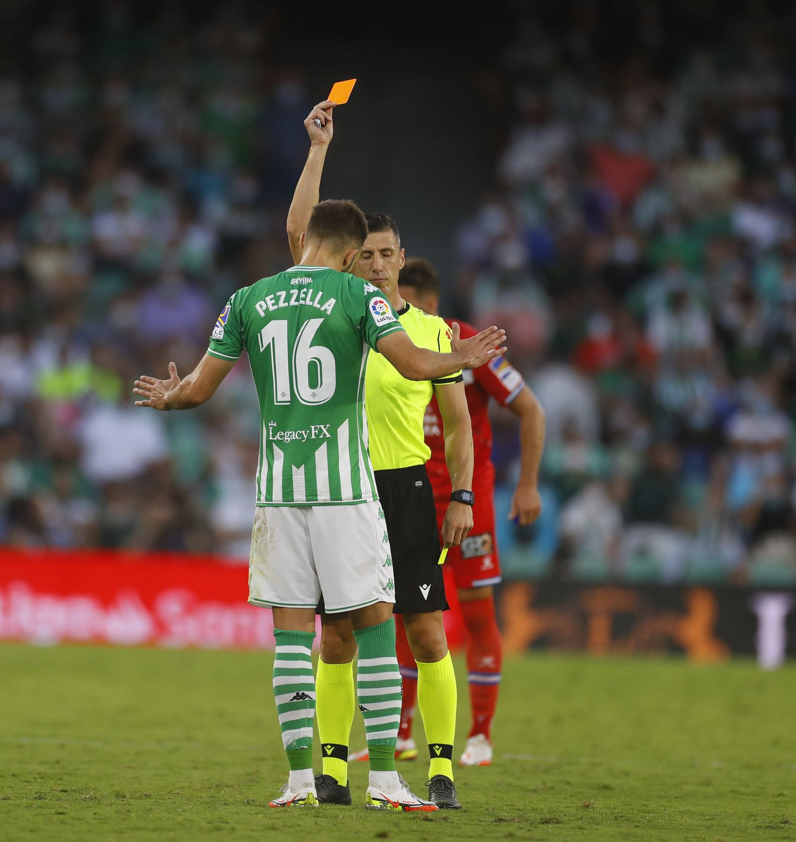 Pezzella, en el momento de ver la tarjeta roja.