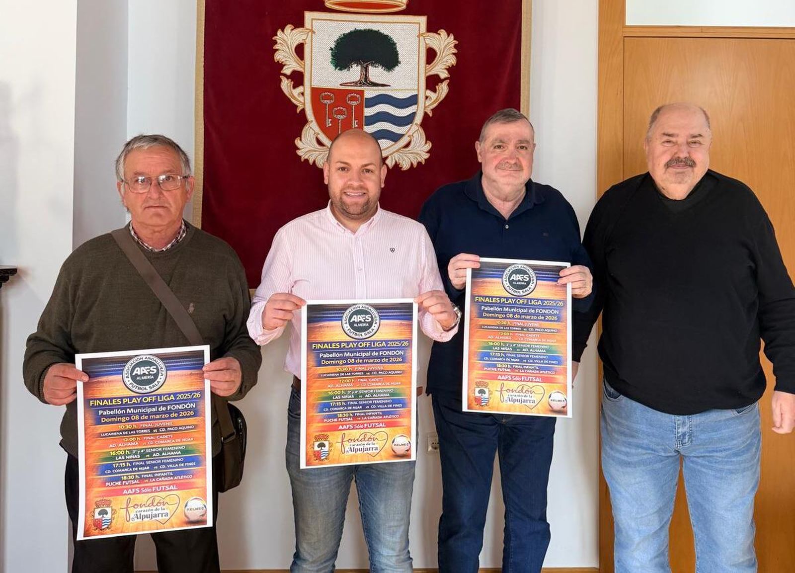 El alcalde de la localidad almeriense y directivos de la AAFS durante la presentación de las finales por el título.