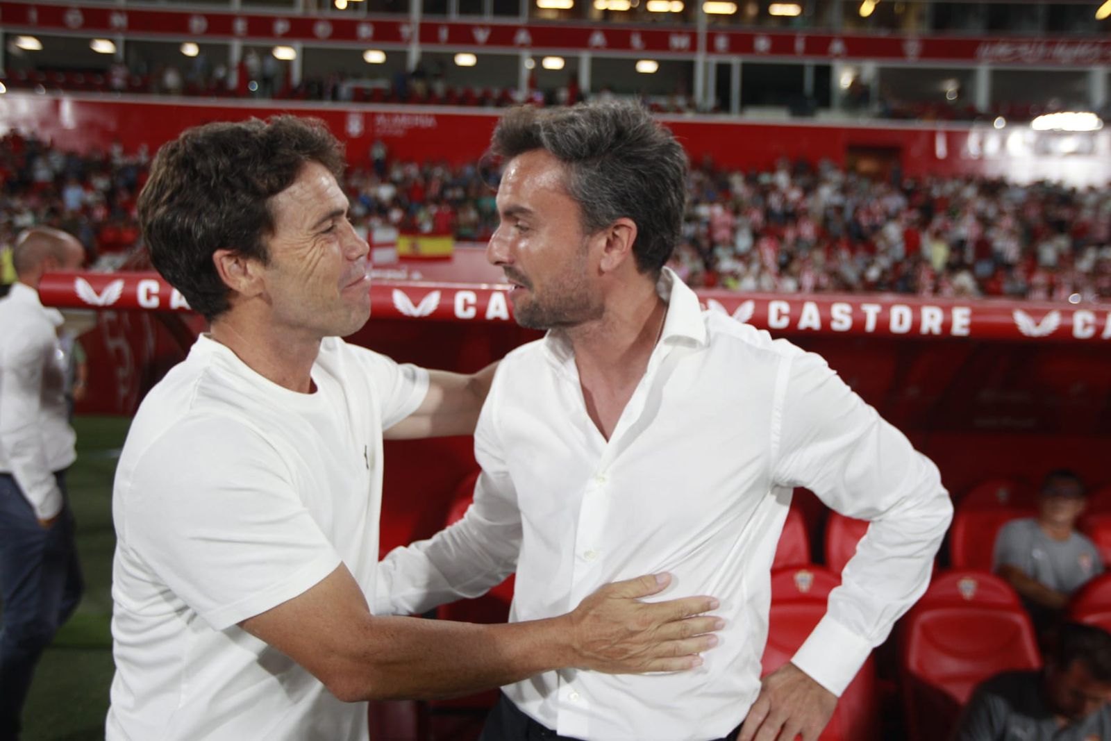 Rubi y Rubén Albés se saludan antes del comienzo del encuentro entre almerienses y asturianos en el Estadio de los Juegos Mediterráneos.