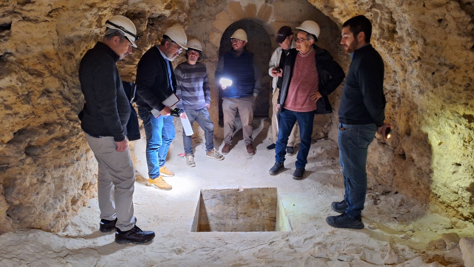 Técnicos de Patrimonio, Apemsa y la asociación Betilo, durante el recorrido por las galerías.