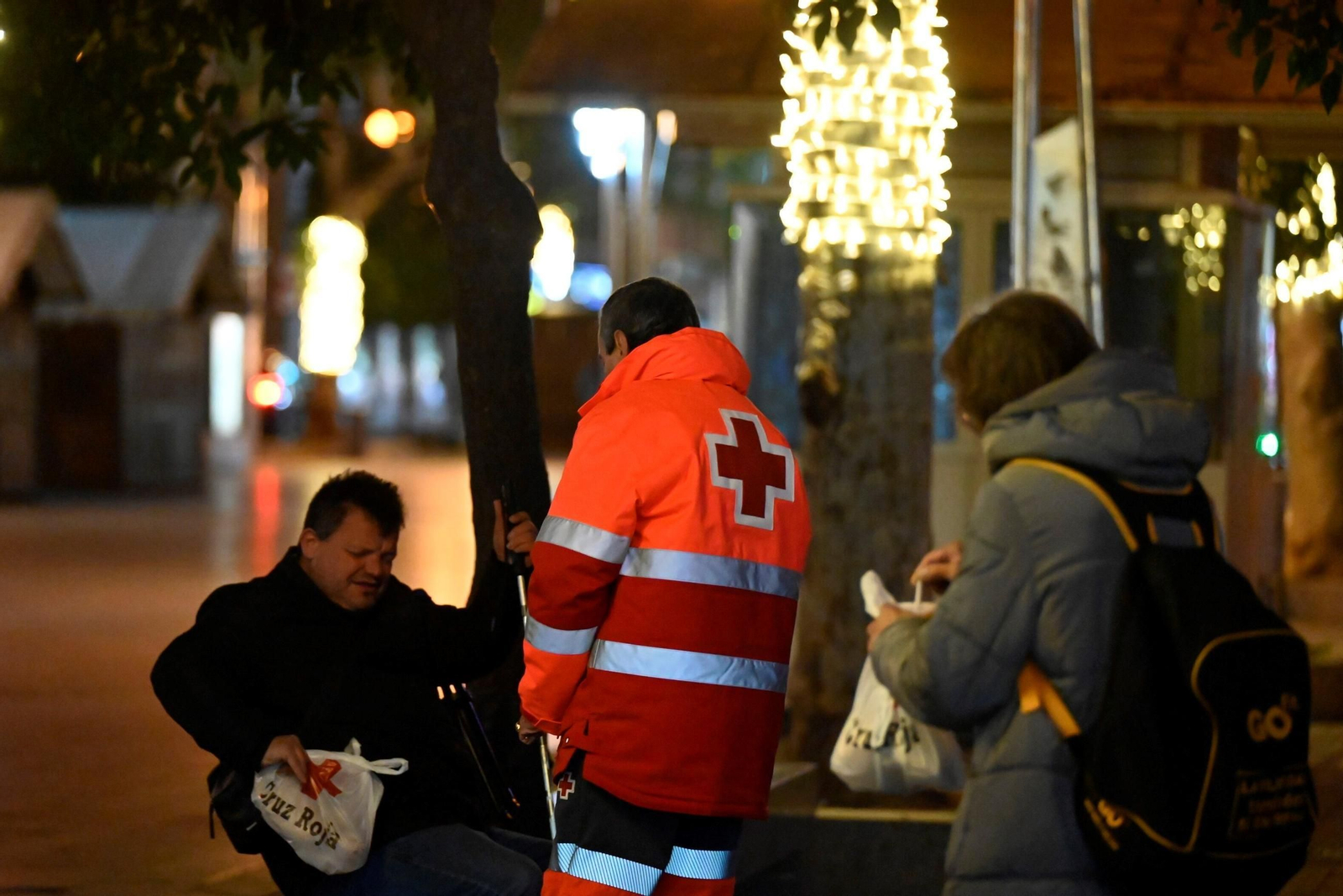 Una noche en la calle con la Cruz Roja de Córdoba, en imágenes