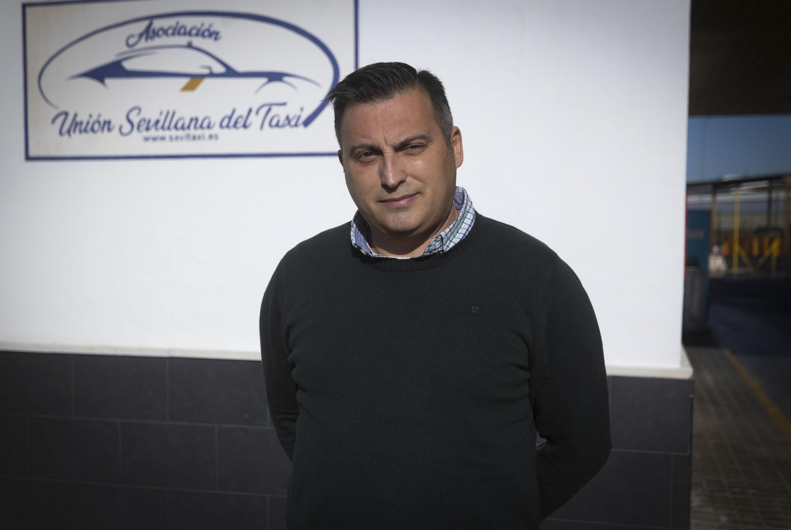 David Capelo en un primer plano delante del logo de la asociación.