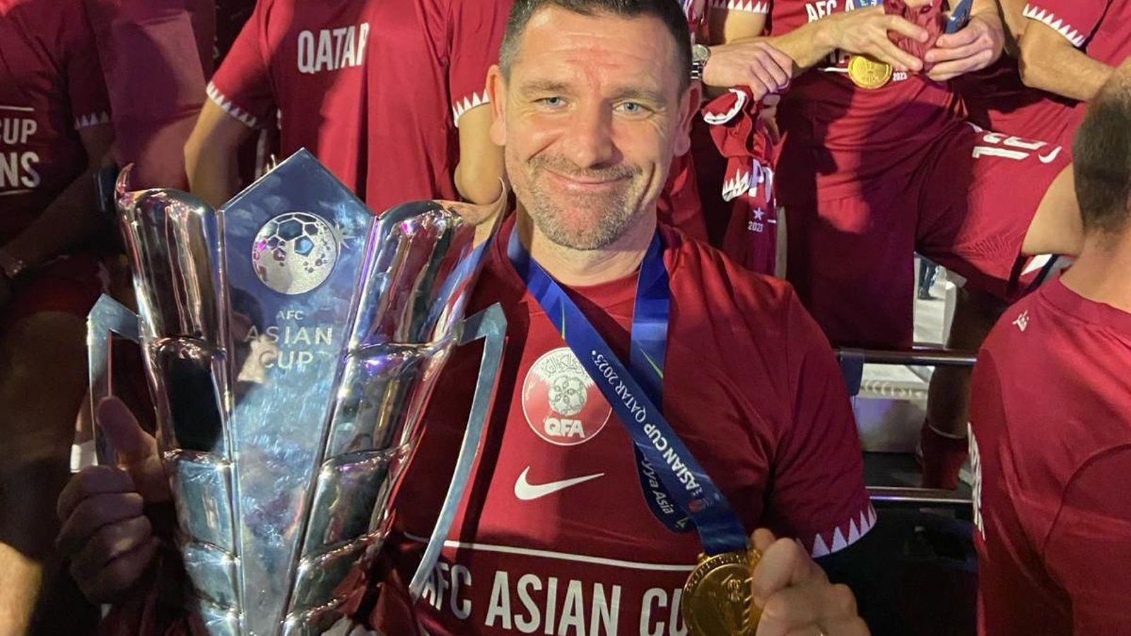 Javi Ruiz sosteniendo el trofeo de la Copa de Asia