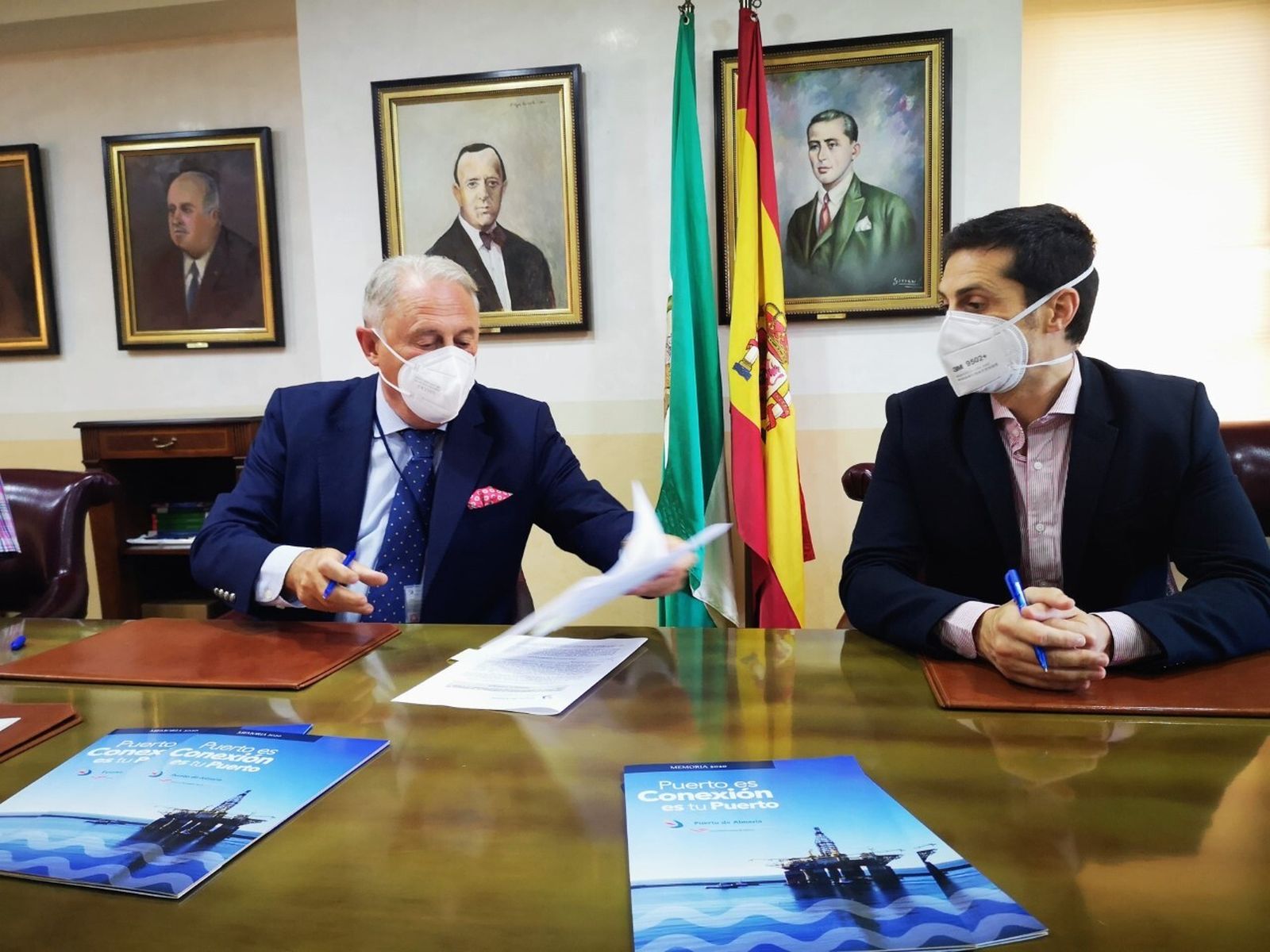 El presidente de la Autoridad Portuaria de Almería, Jesús Caicedo, y el apoderado de la empresa Construcciones Nila, Juan Ángel Ruiz Crespo, en la firma del contrato de las obras