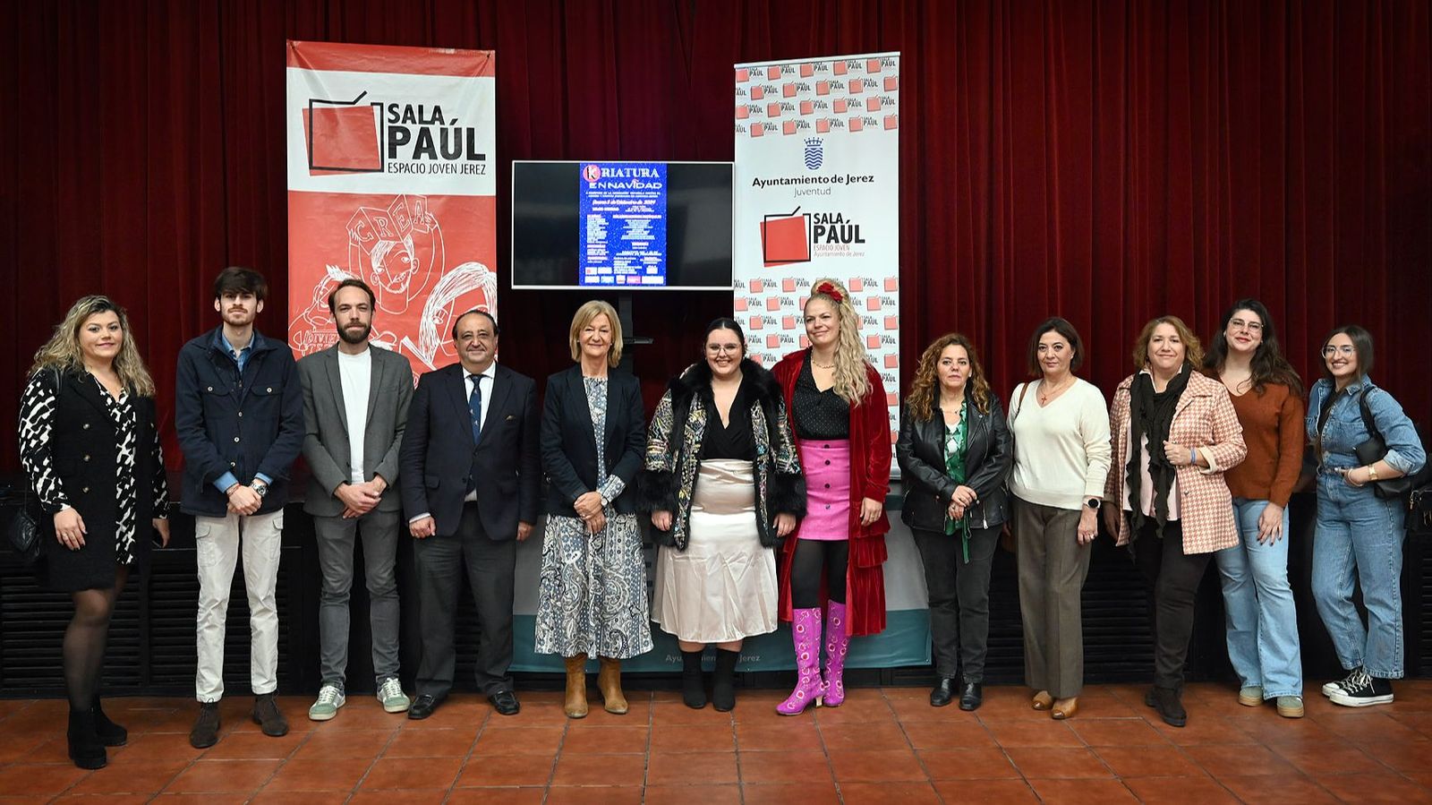 Asistentes a la presentación de la zambomba benéfica 'Kriatura en Navidad'.