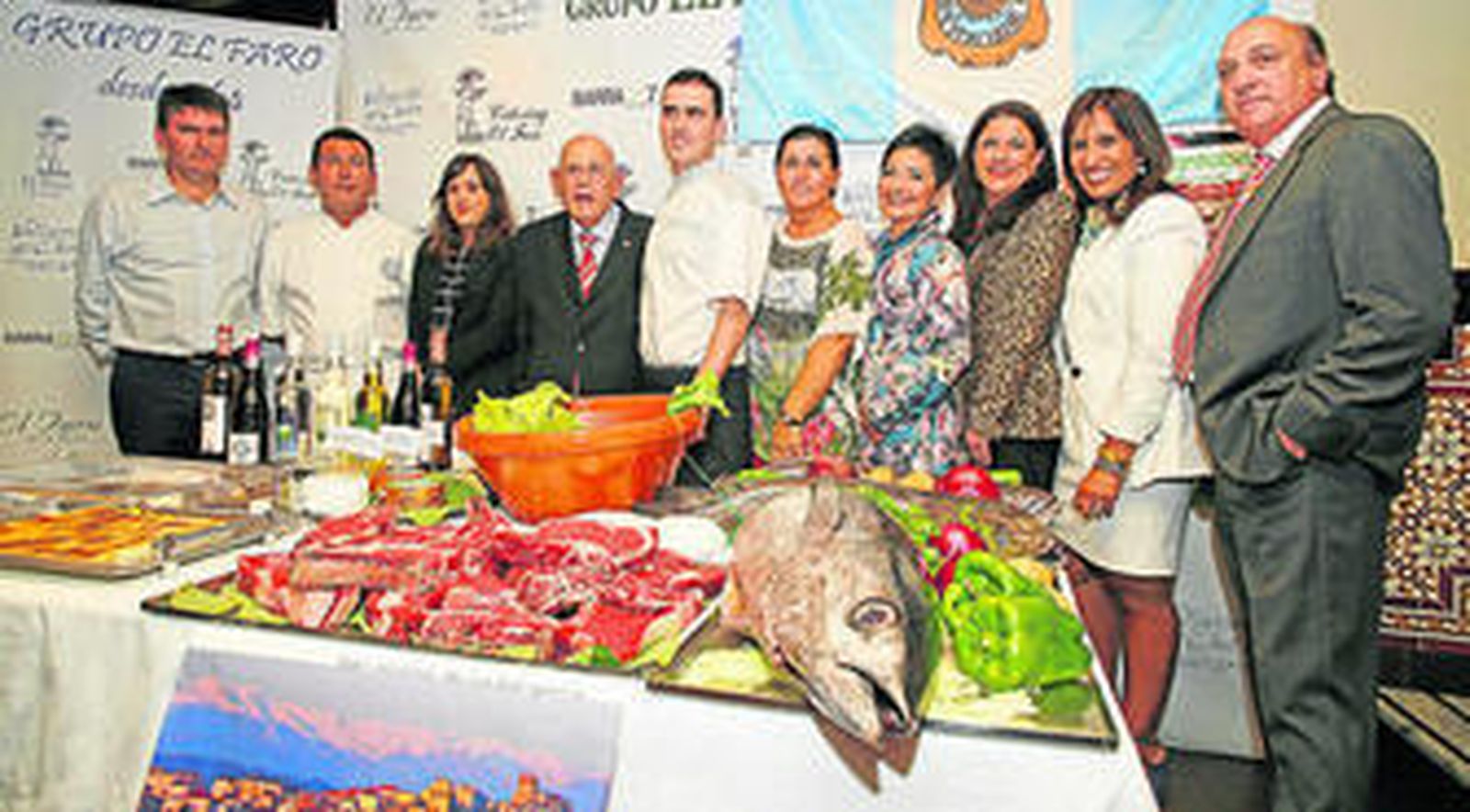 La familia Córdoba, con José Manuel, Gonzalo, Mayte y Esther, posan junto a propietarios y personal del restaurante cántabro Boga Boga.