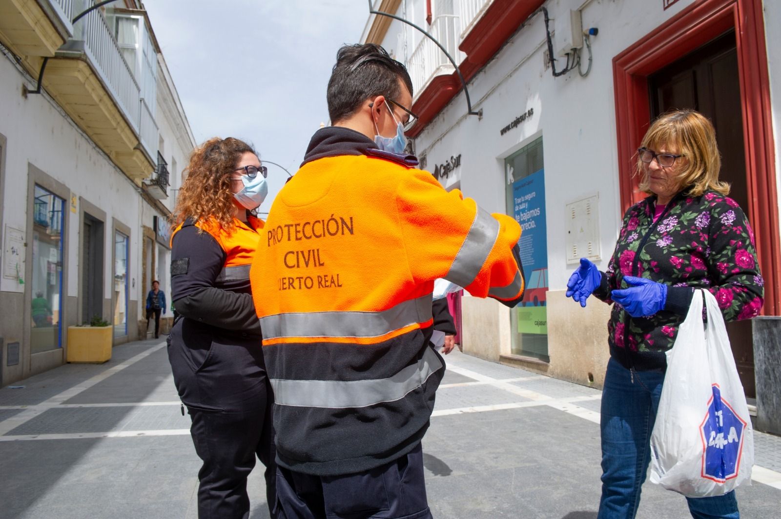Voluntarios de Protección Civil Puerto Real, repartiendo mascarillas durante la pandemia.