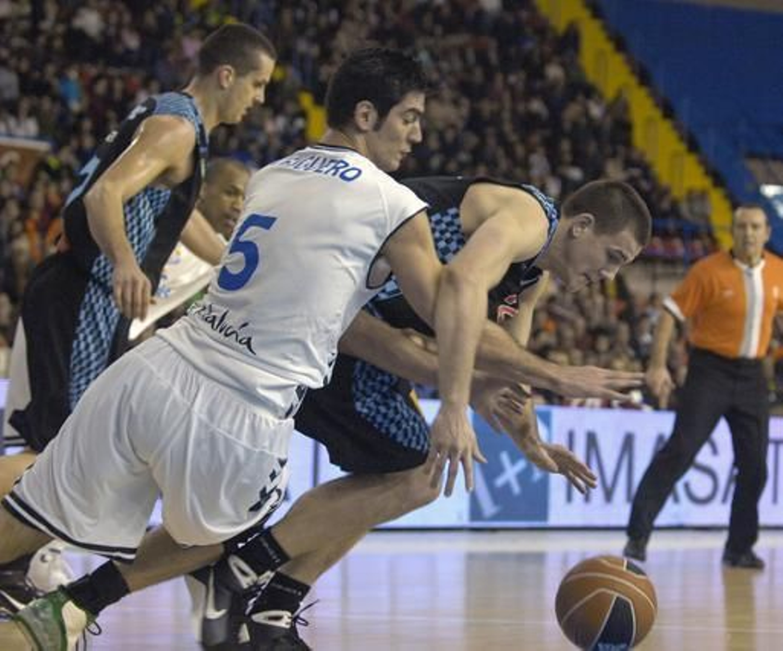 Triguero se tiró por los suelos para conseguir el balón.

Foto: Manuel Gómez