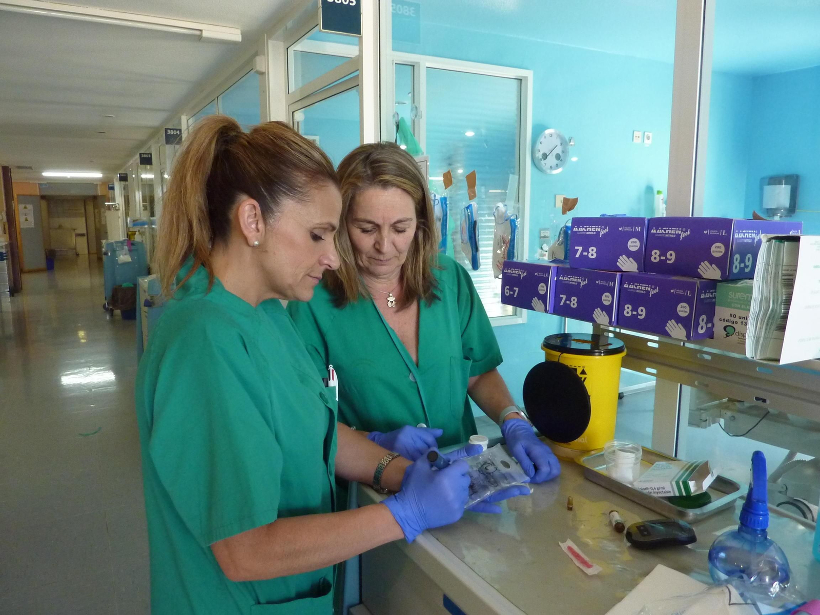 Dos enfermeras de servicio en un centro hospitalario de la capital onubense en una imagen de archivo.