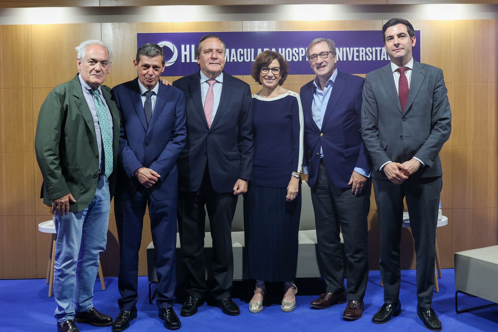 Fotografía de familia con los ponentes de esta última charla-coloquio por las cinco décadas de HLA Inmaculada.