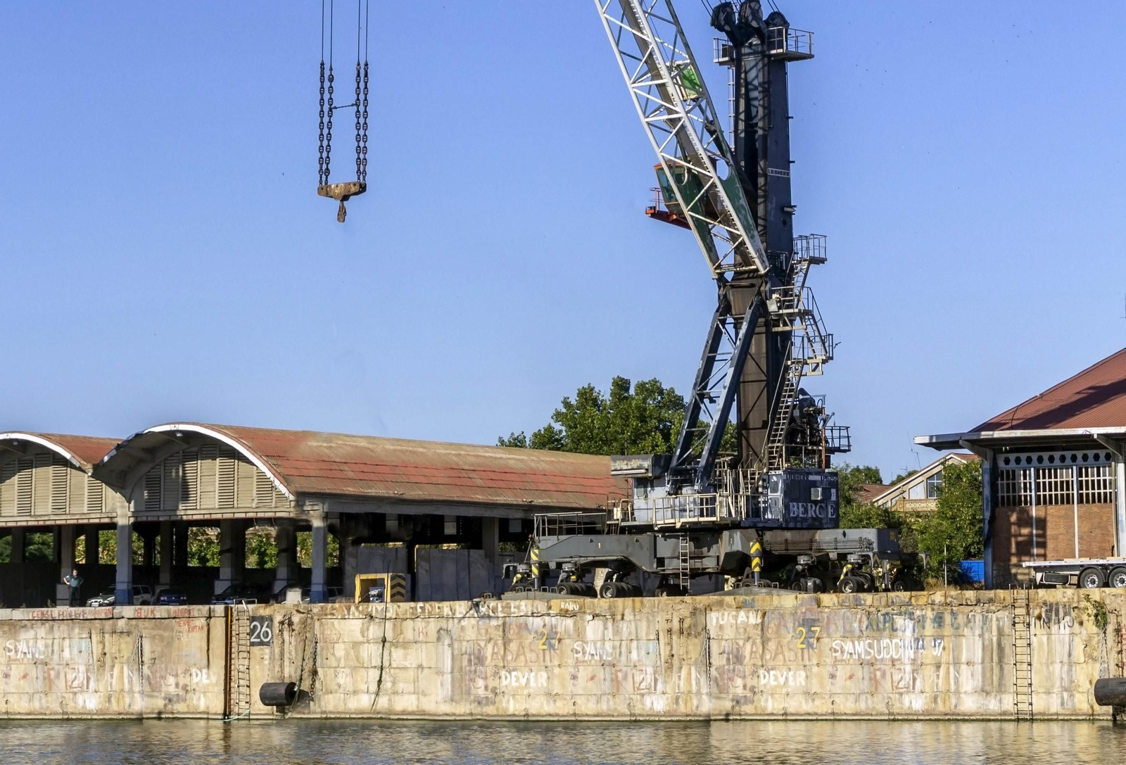 La última grúa de la estibadora Bergé en el Muelle de Tablada
