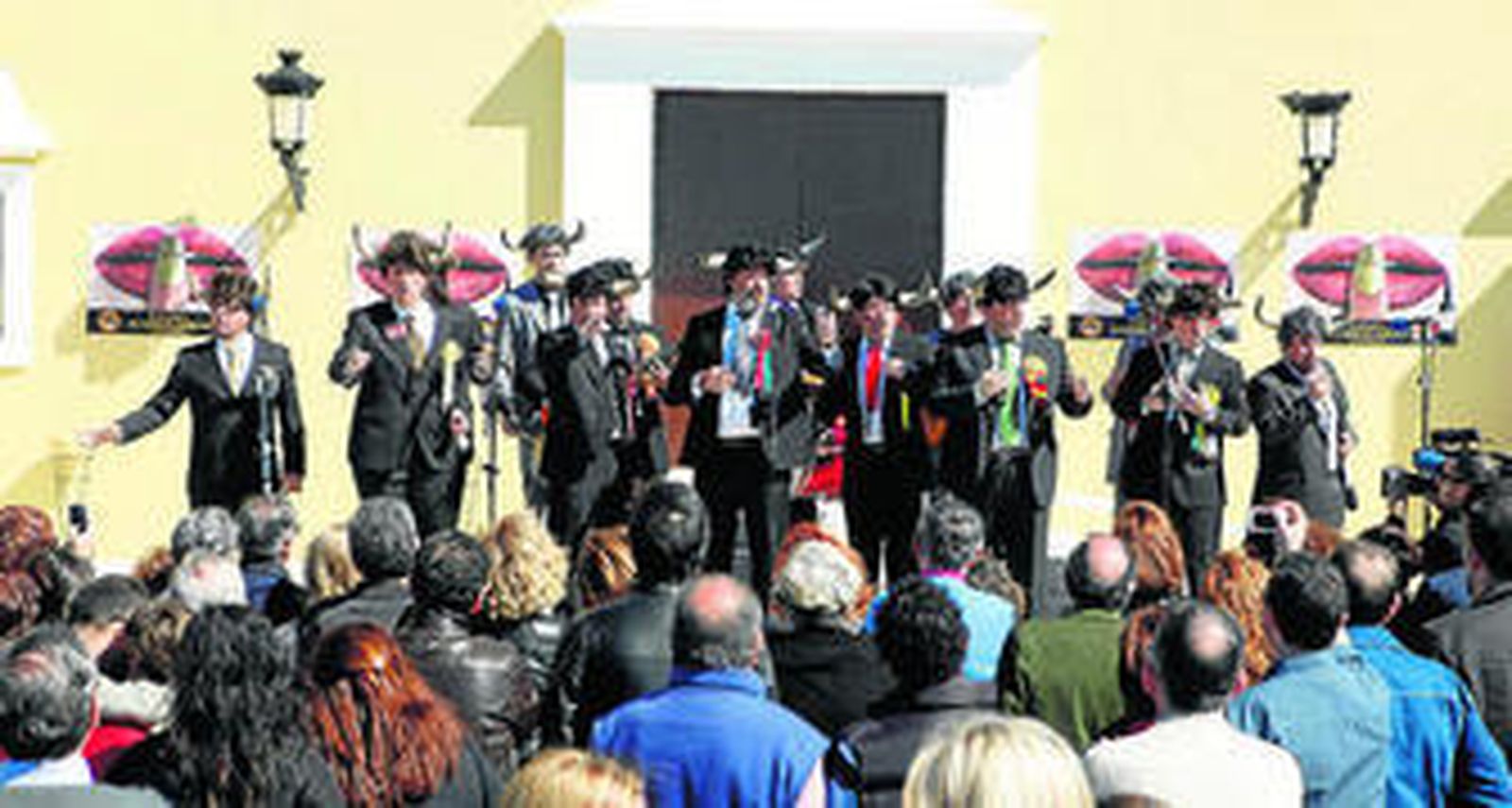 La 'Antología del Yuyu' canta ante un numeroso público en el Baluarte de los Mártires.