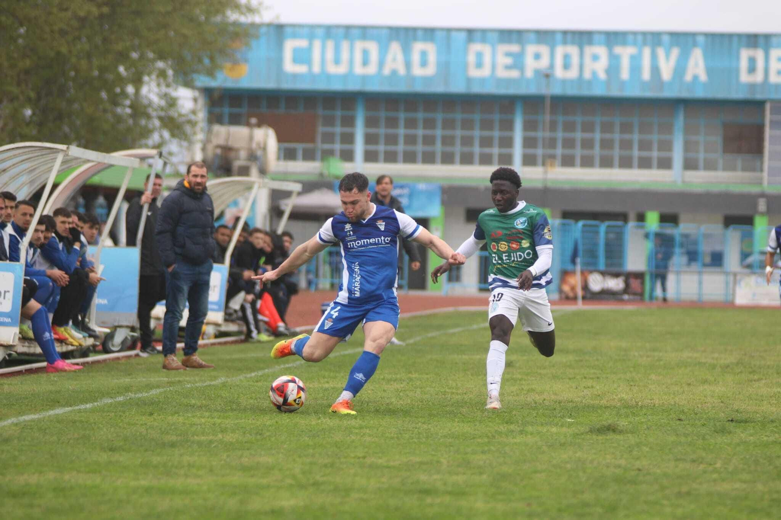 El celeste Mario Mendes presiona a un rival durante la pasada visita al Maracena.