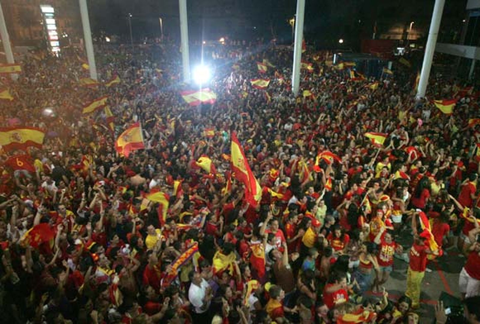Todos los aficionados salieron a la calle a celebrar la victoria del Mundial vestidos con los colores de la selección

Foto: J.M. Quinones