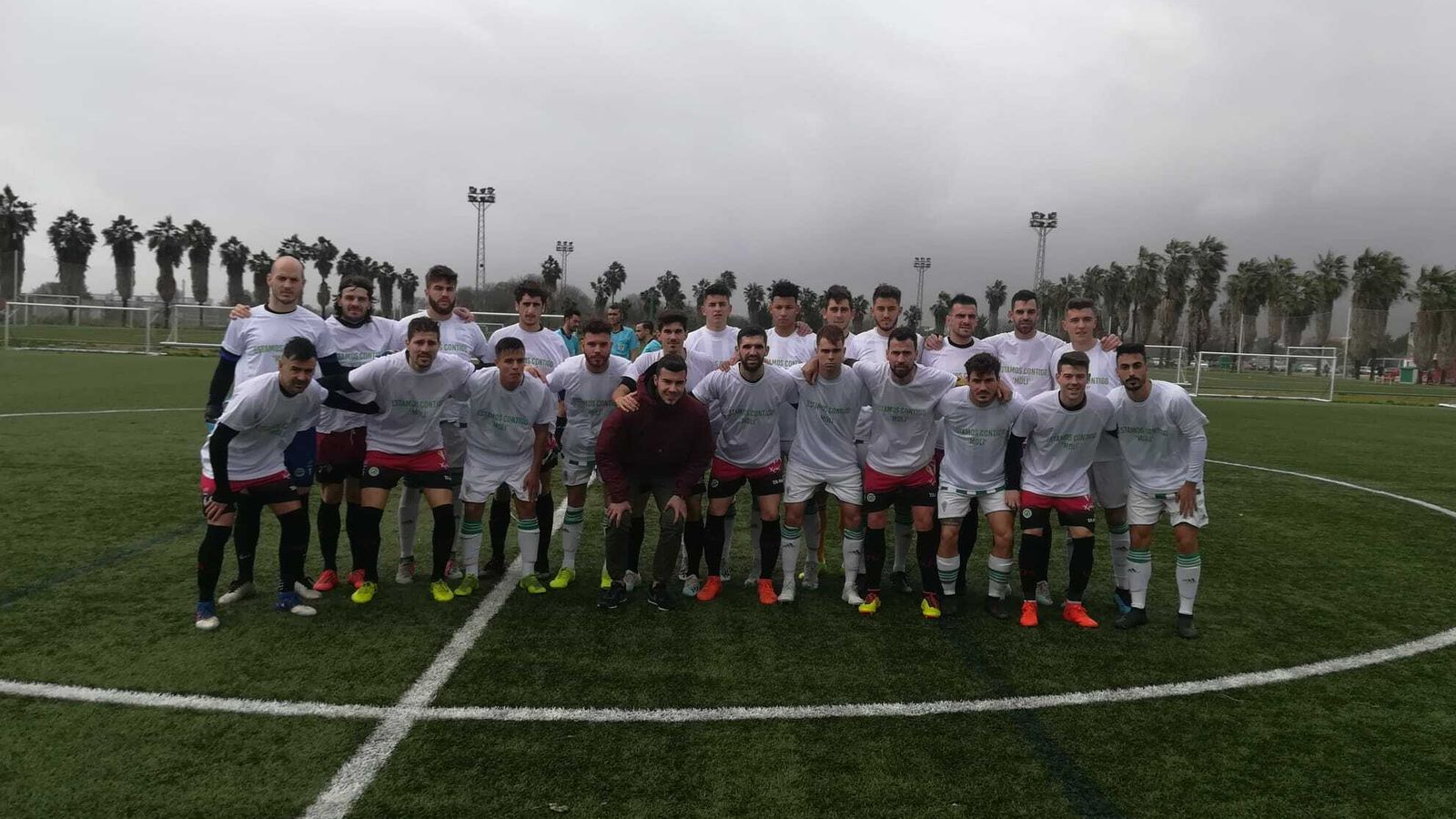 Los jugadores de ambos equipos saltaron al campo unas camisetas de ánimo al blanquiverde Álex Molina.