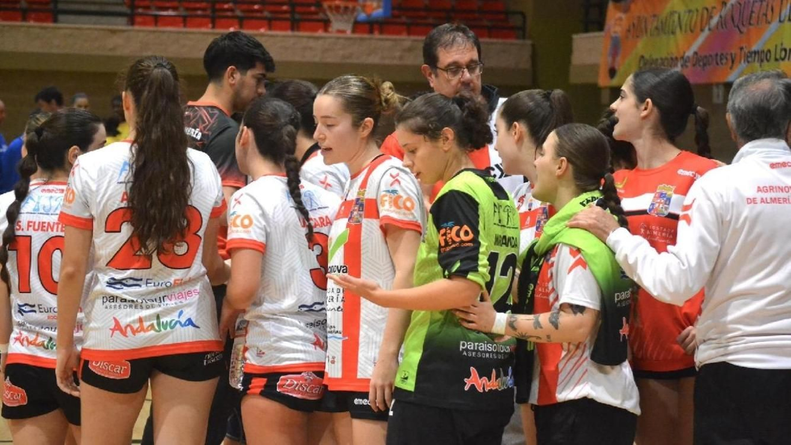 Las almerienses, unidas tras el encuentro del pasado fin de semana.