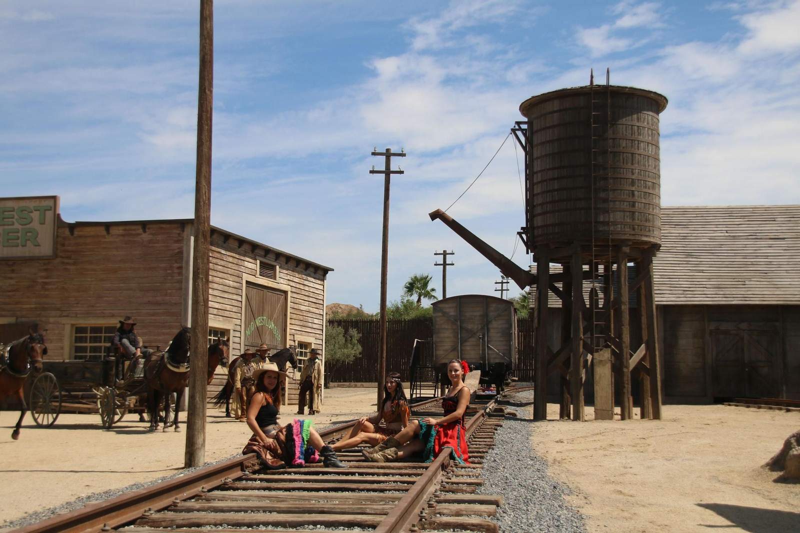 Las nuevas vías de ferrocarril con el vagón al fondo.
