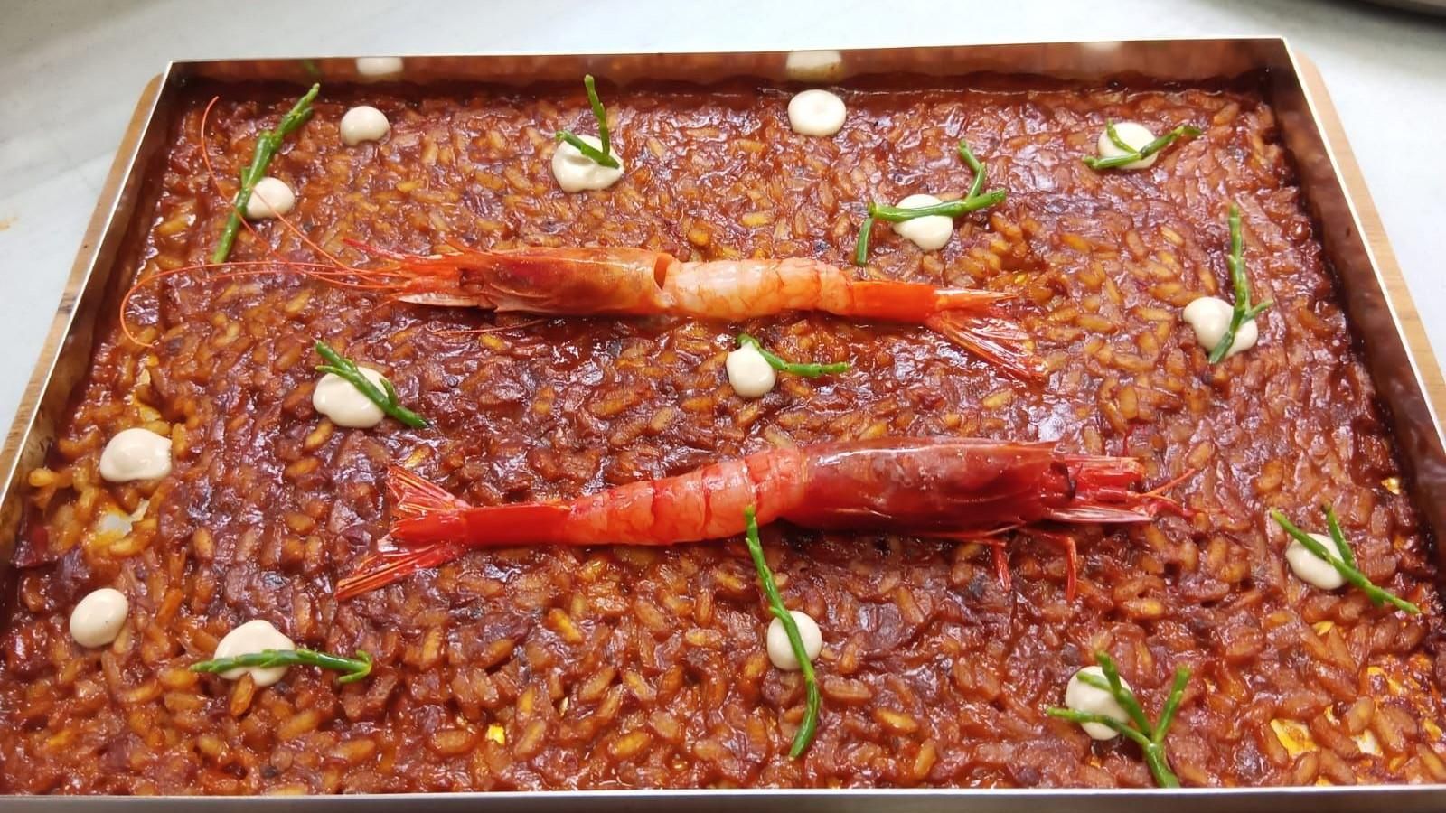 Arroz rojo de carabineros con lactonesa de ajo negro y salicornia