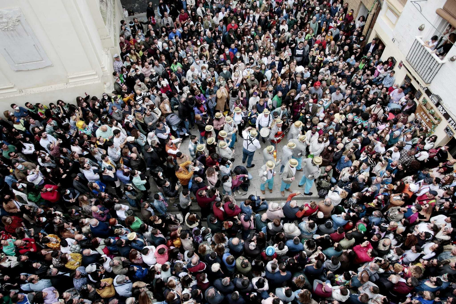Imágenes del lunes del Carnaval ilegal de Cádiz