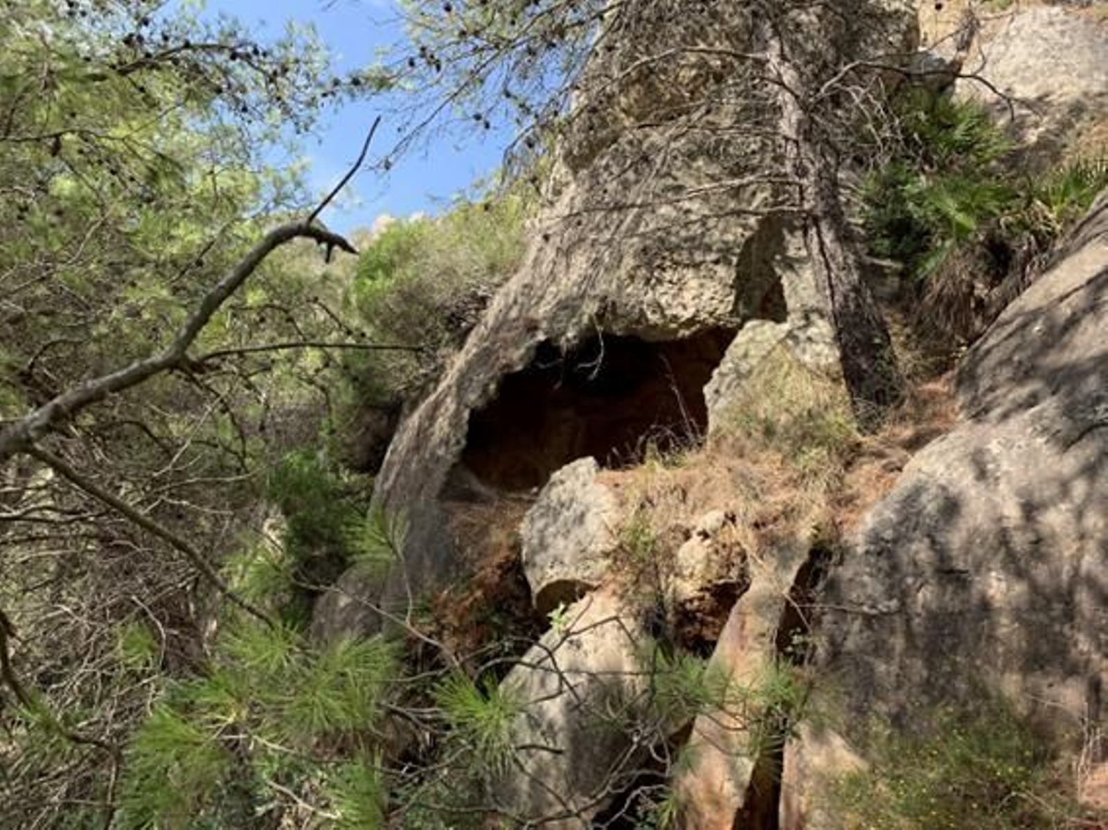 Vista frontal de la Cueva del Arroyo, en Tarifa.