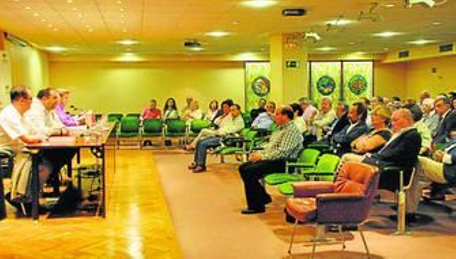 Rafael Aguilera, director del IEA, presenta una de las numerosas publicaciones del Instituto.