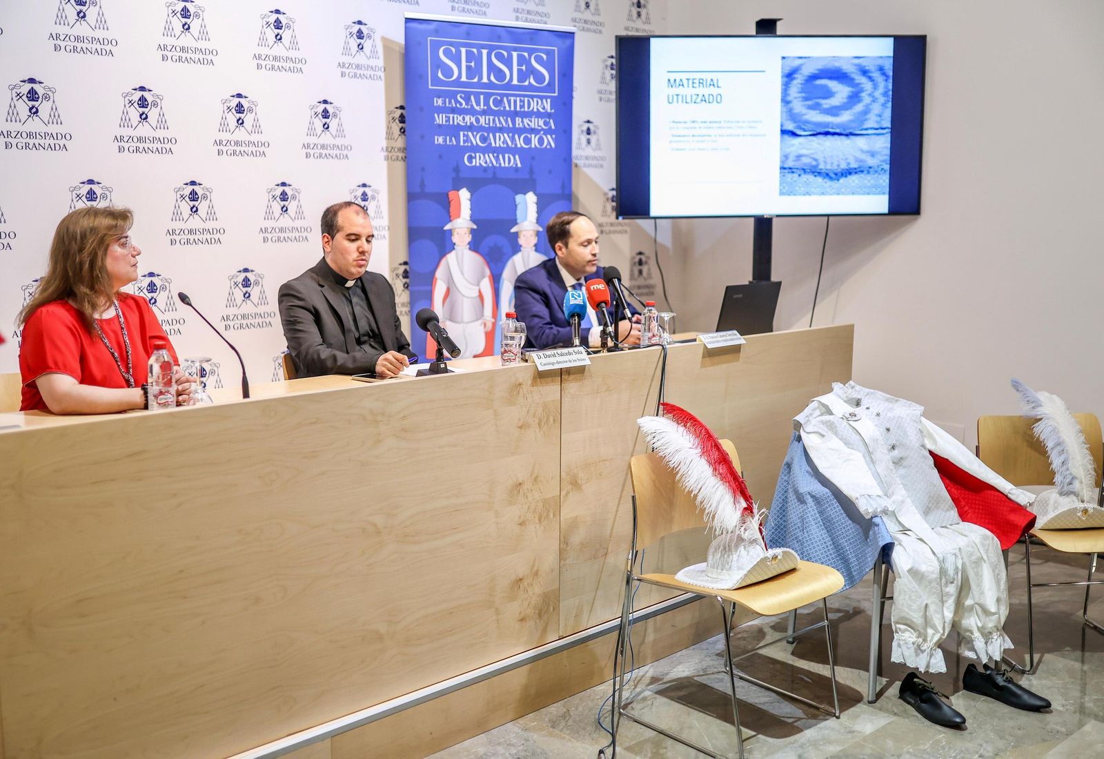 Galería: así son los trajes de los nuevos seises de la Catedral de Granada