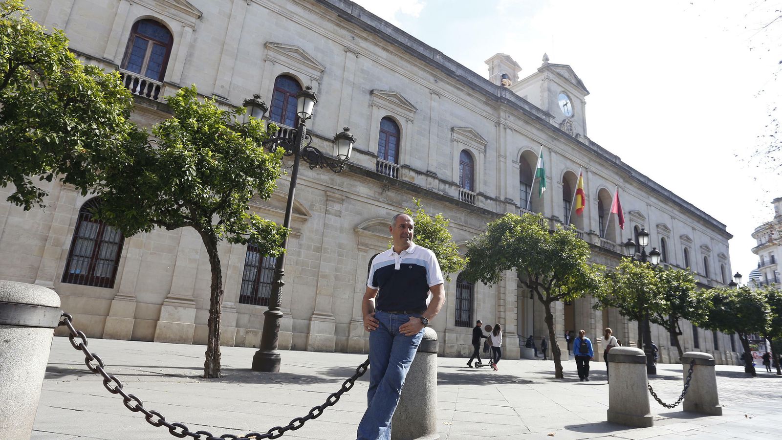 Curro Segura posa antes de la entrevista en la Plaza Nueva.