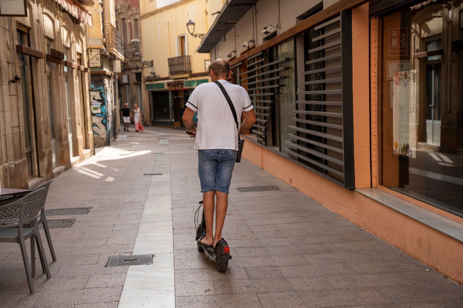 Una persona circula en patinete en una de las calles céntricas de Almería capital.