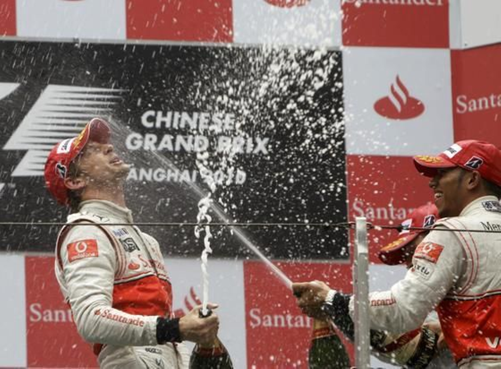 Hamilton echa champán a Button.

Foto: Reuters