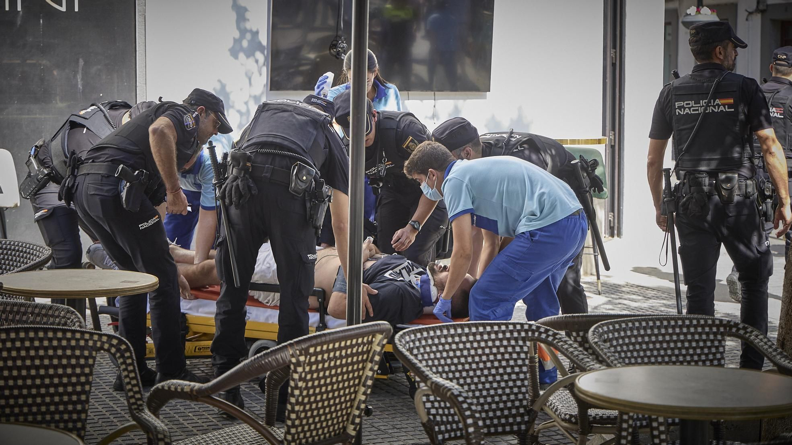 Las imágenes de la caida de un balcón sobre una persona desde una obra en la Plaza de San Juan de Dios