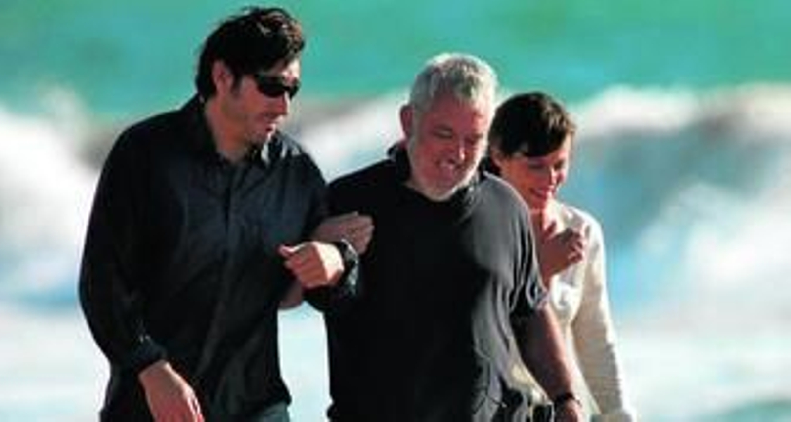 Uribe, flanqueado por Carmelo Gómez y Aitana Sánchez Gijón, durante el rodaje en Cádiz de 'La carta esférica' .