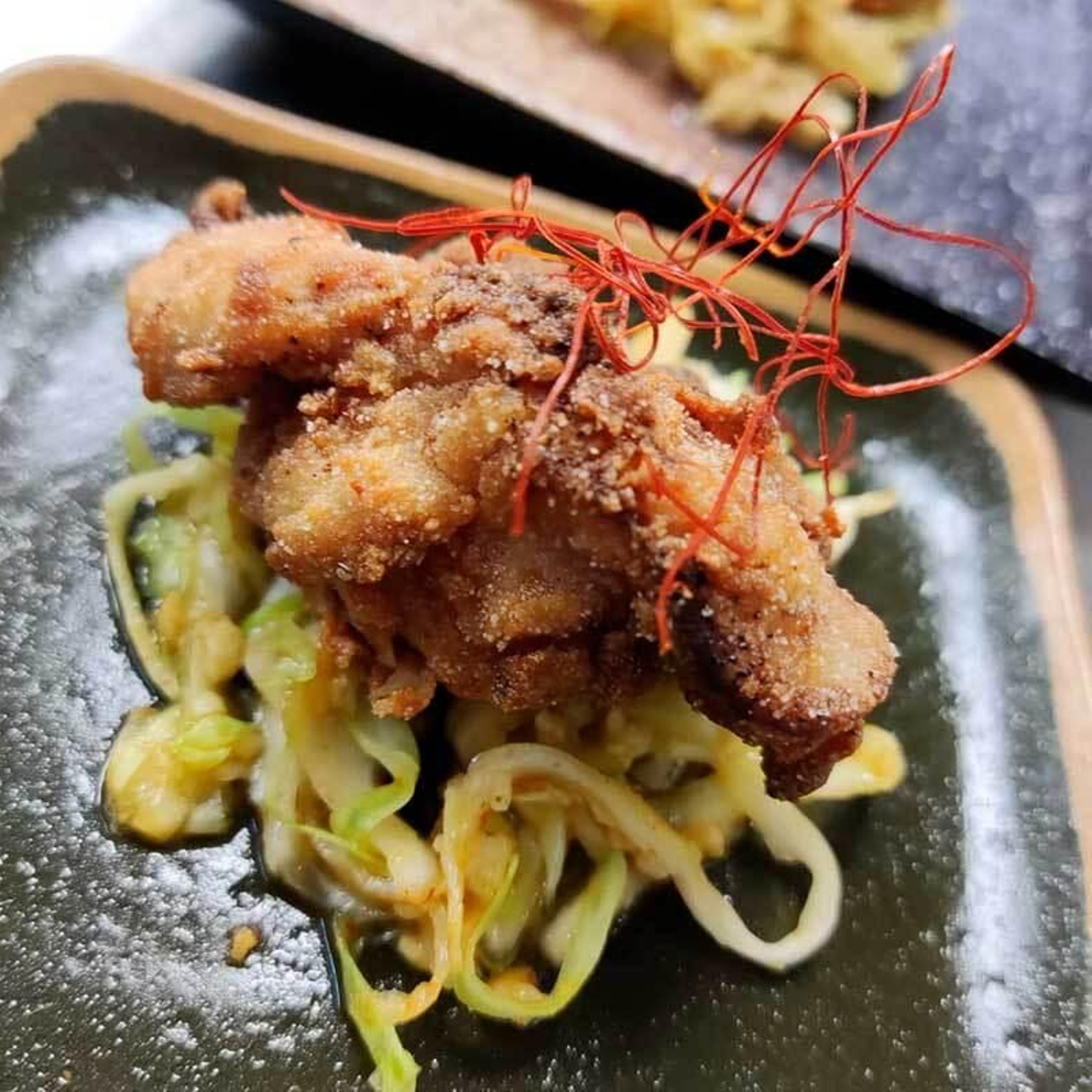 Pollo Karaage sobre col encurtida