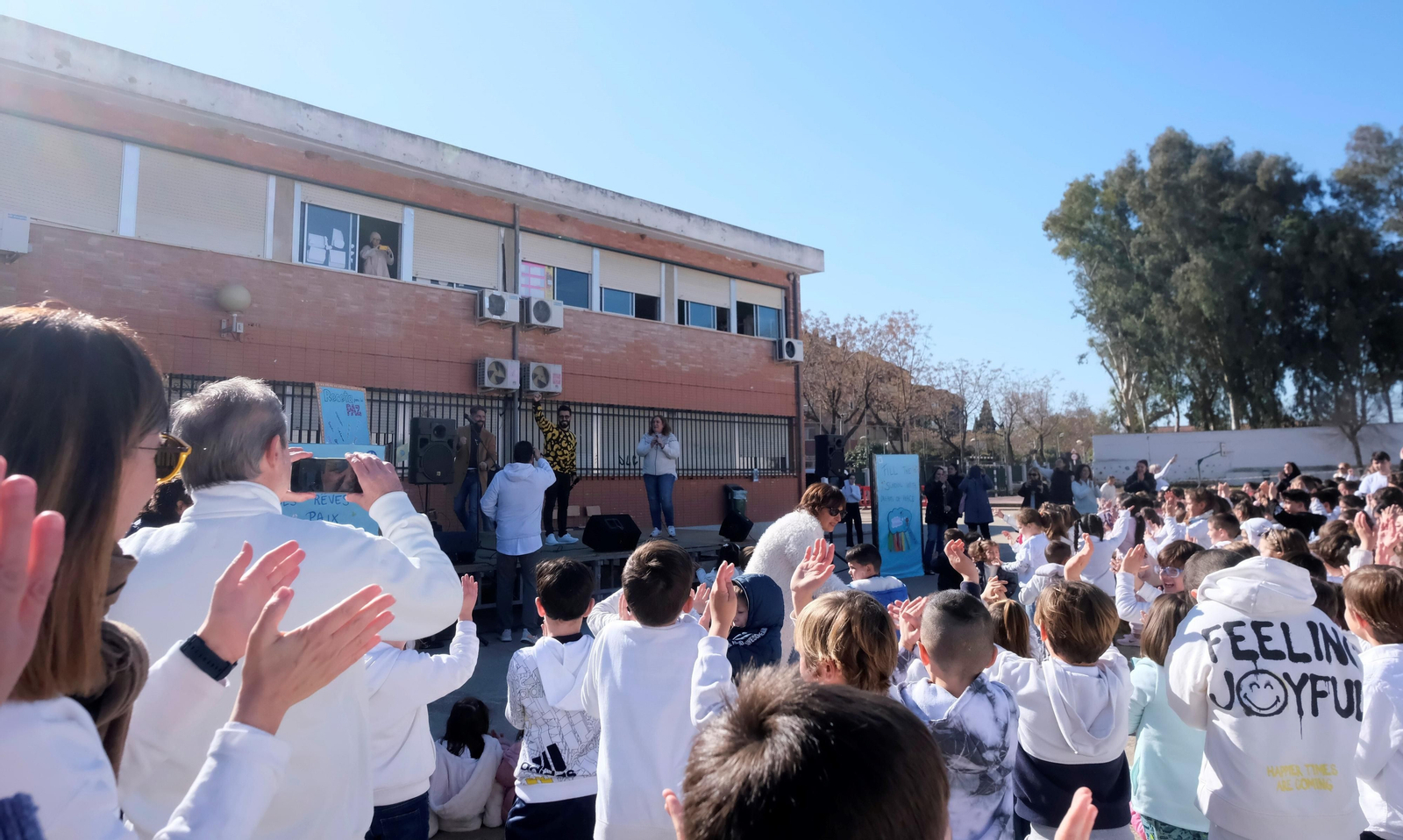 El concierto de Los Aslándticos en el colegio Pablo García Baena de Córdoba, en imágenes