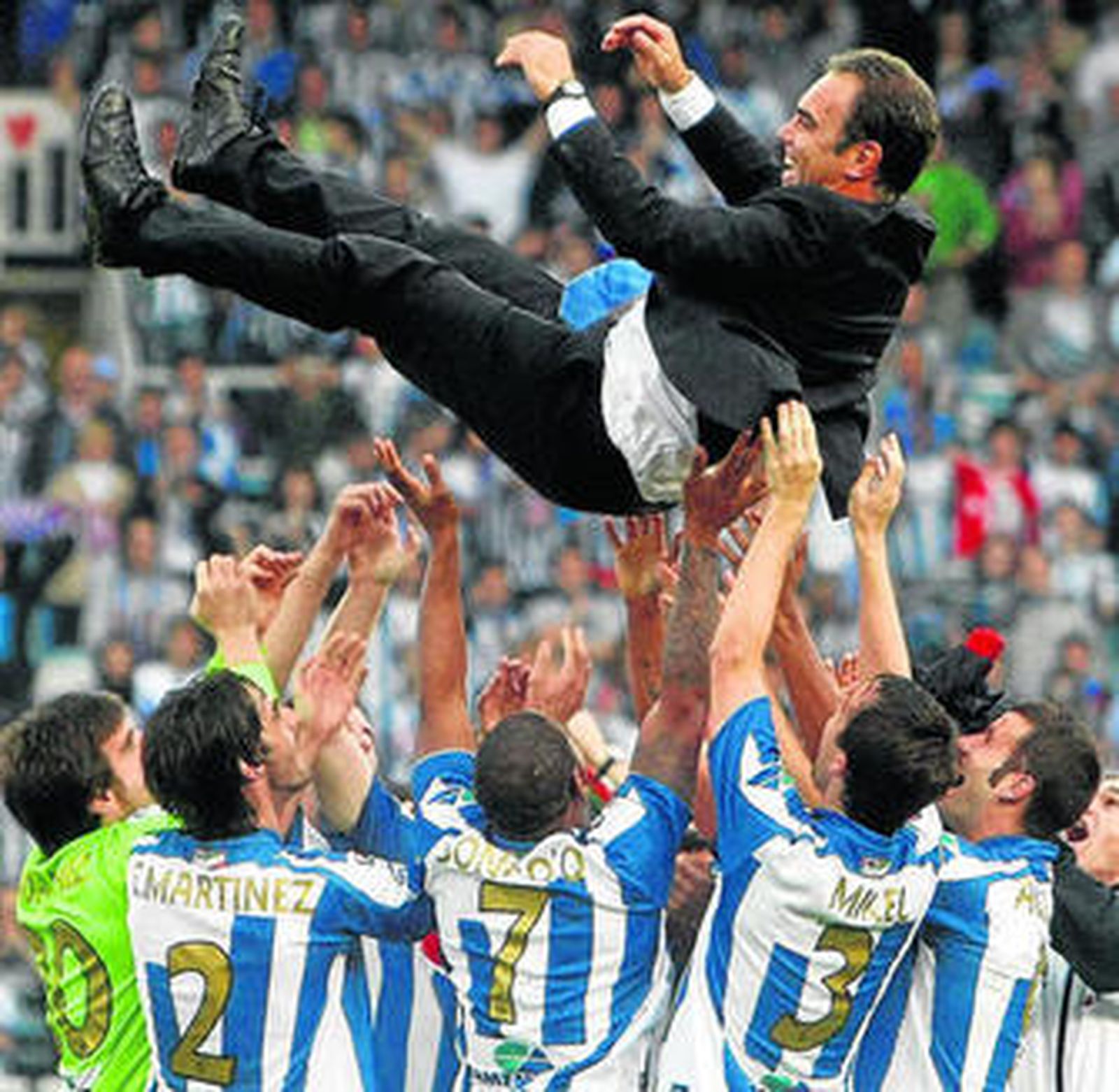 Los jugadores de la Real Sociedad mantean a su entrenador Martín Lasarte.