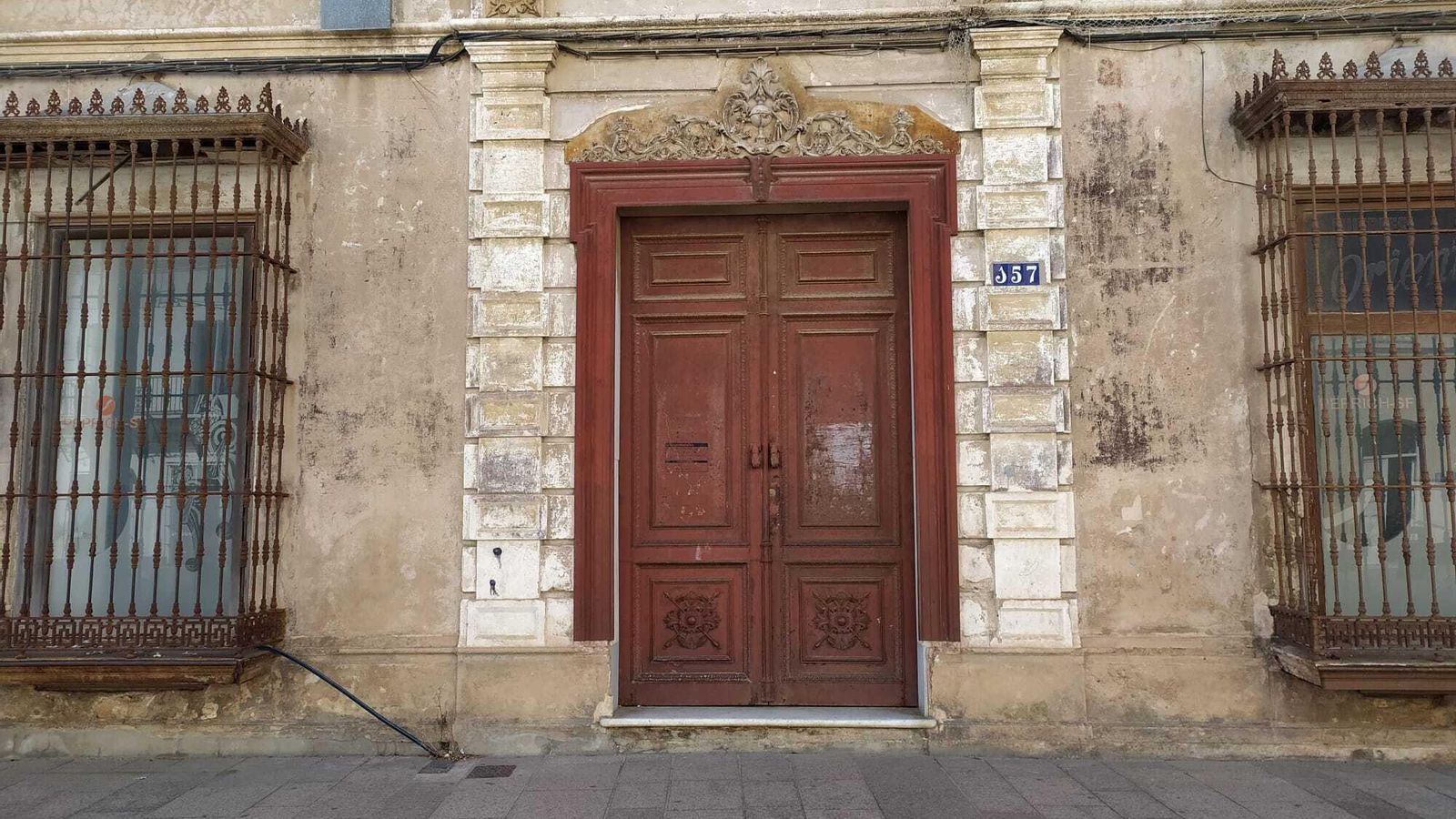 Puerta principal de la Casa Lazaga.