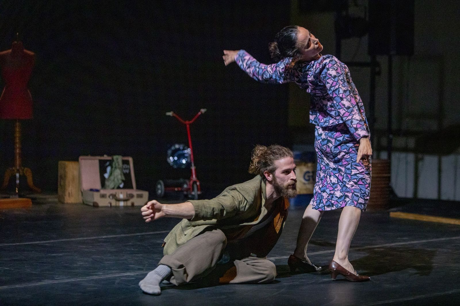 Laly Ayguadé y Lisard Tranis en una escena de la representación de 'Runa', en el Cortijo de Cuarto, dentro del Festival de Danza de Itálica.