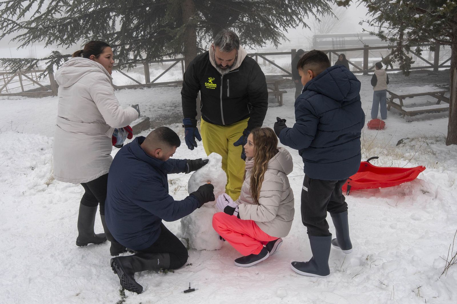 Las imágenes de la nieve y los juegos en familia en Calar Alto