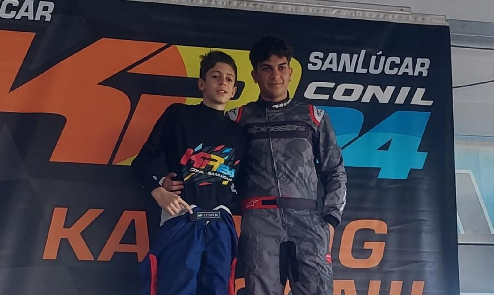 Hugo González, a la derecha, y Antonio Rivera posan juntos en Sanlúcar.