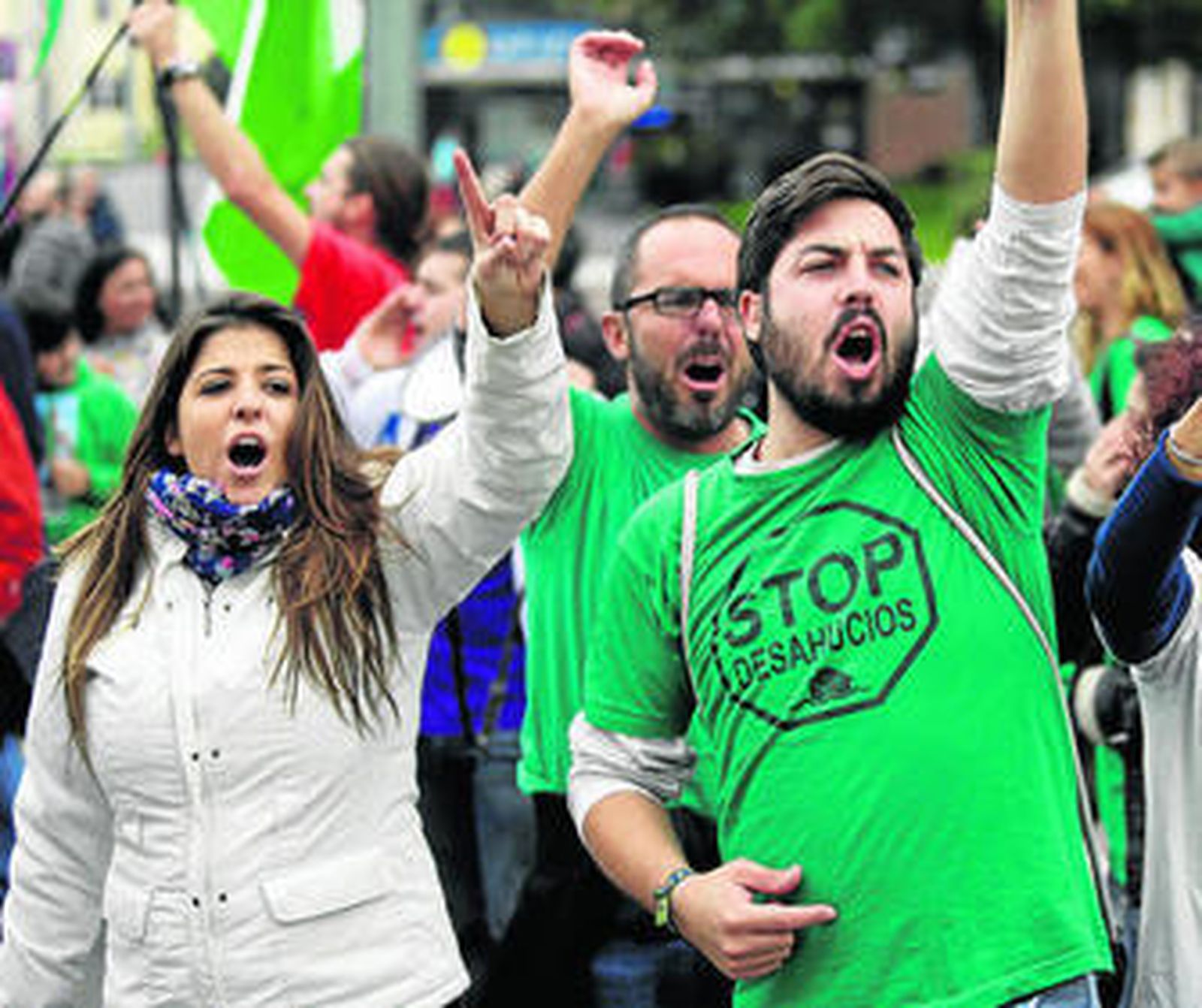 Varios jóvenes, ayer, gritan en contra de los desahucios.