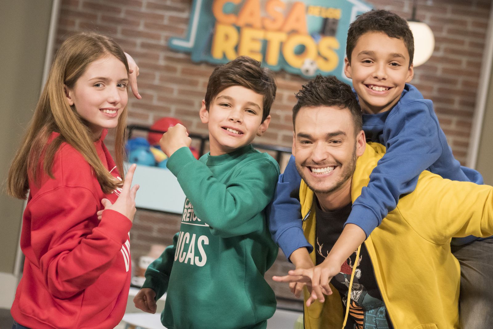 David Moreno entre concursante de 'La casa de los retos'