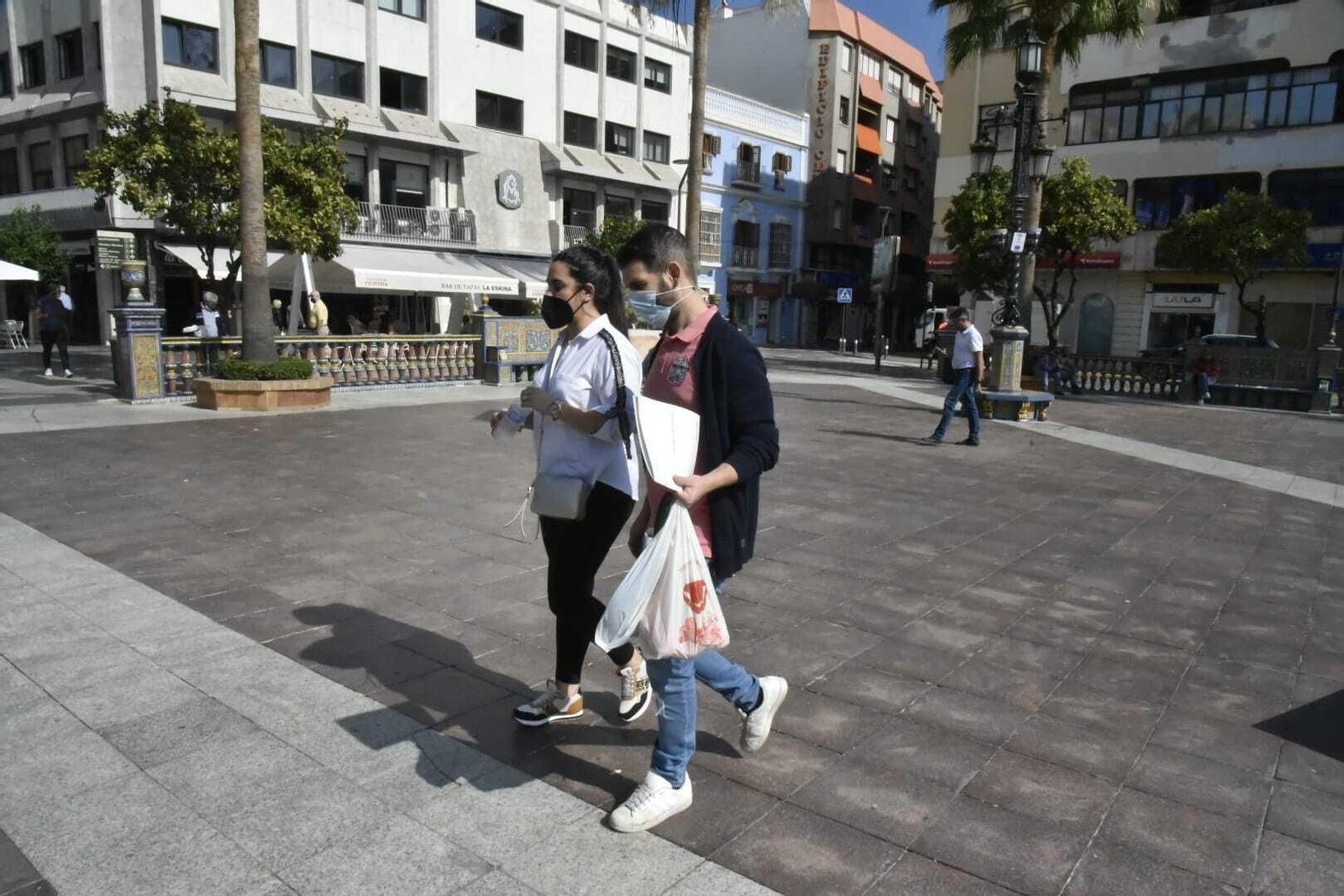 Dos personas caminan por la Plaza Alta de Algeciras.