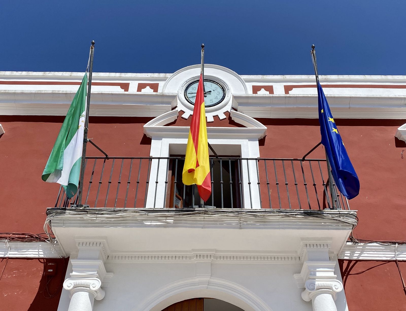 Banderas a media asta en el Ayuntamiento de Fernán Núñez.