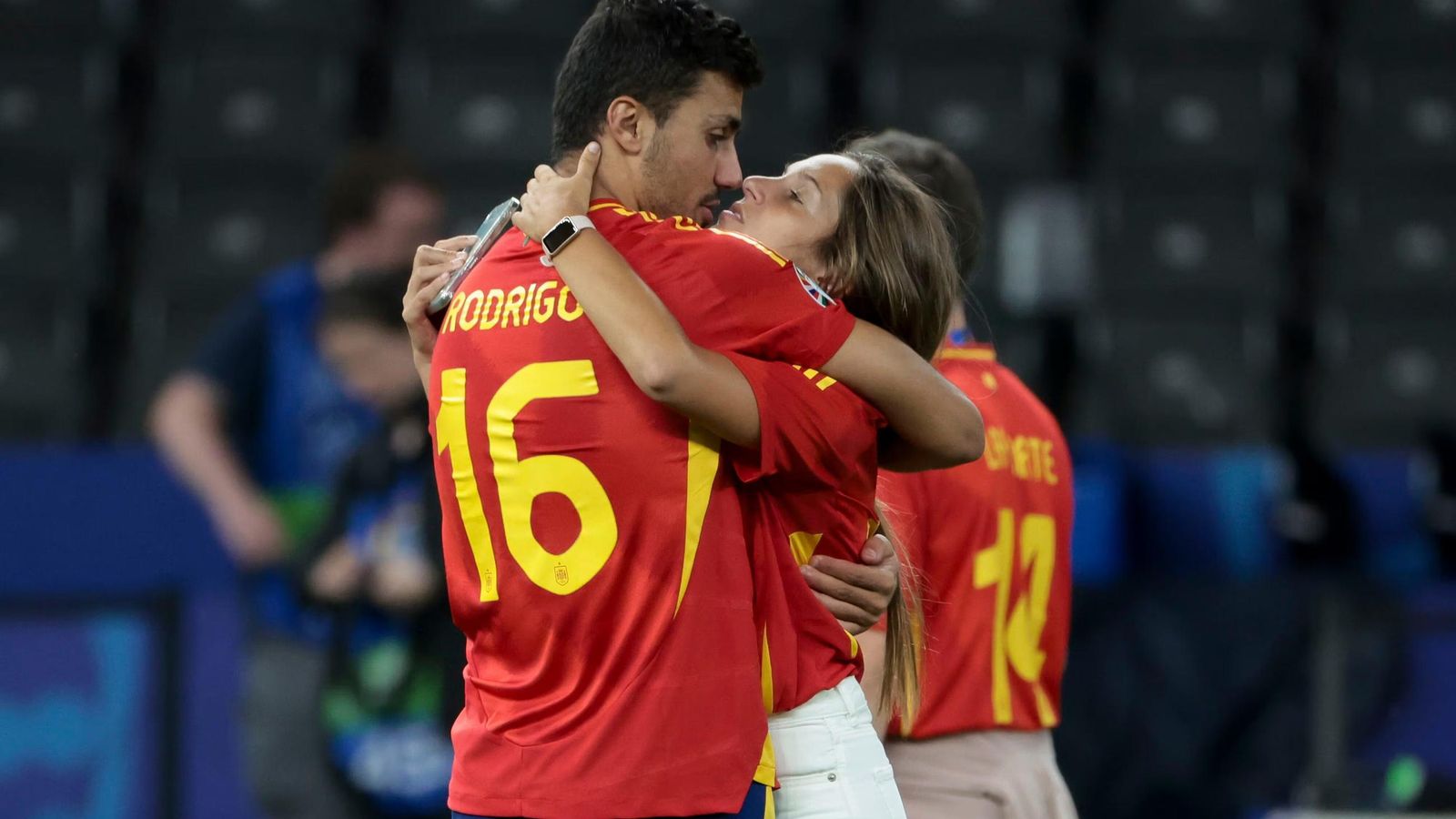 Rodri y Laura celebran la conquista de la pasada Eurocopa de Fútbol de Alemania.