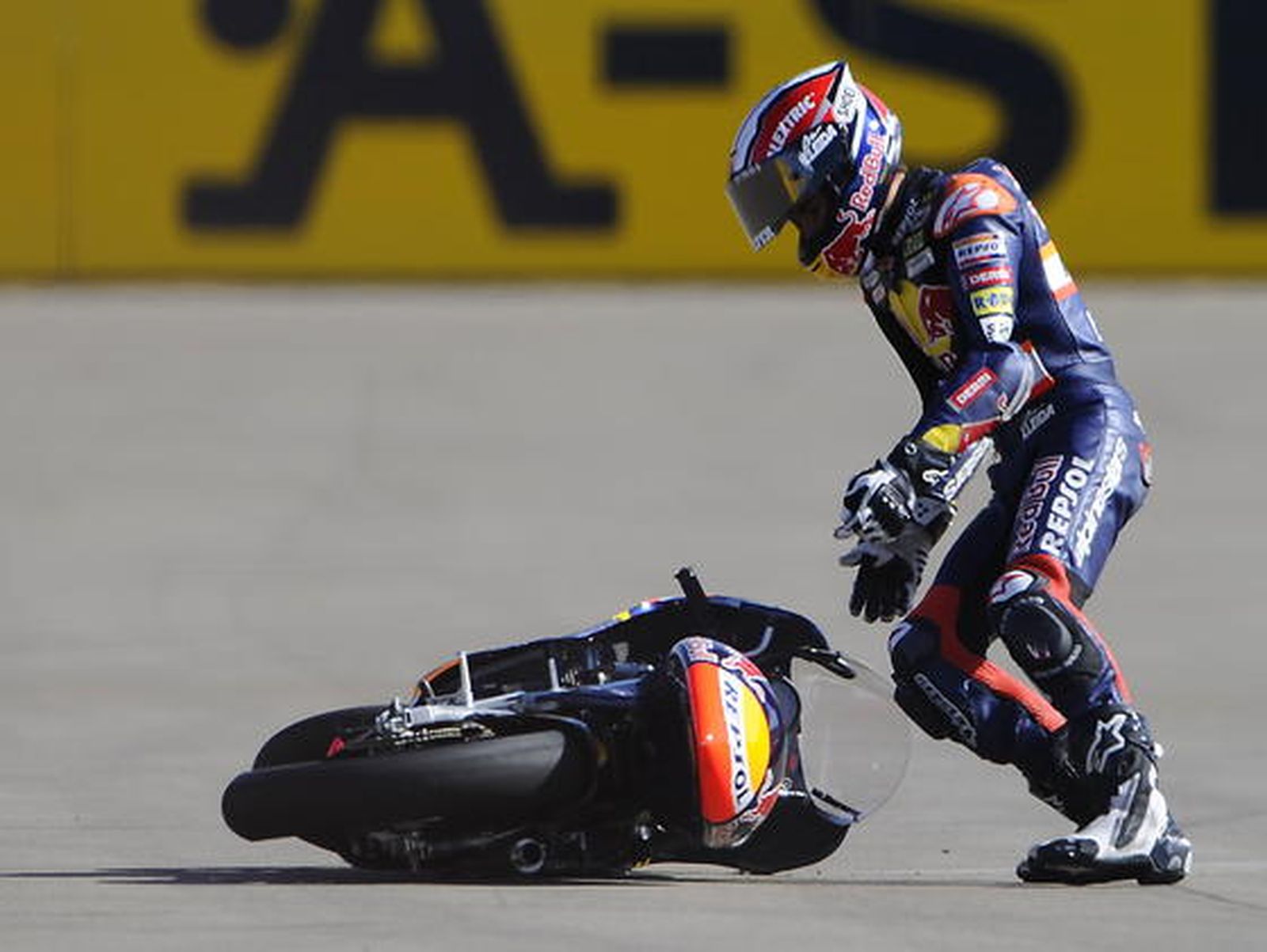 Marc Márquez, frustrado tras su caída en el Gran Premio de Aragón.

Foto: Efe / Afp Photo / Reuters